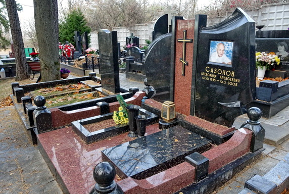 Сложная мемориальная композиция с православным крестом посередине