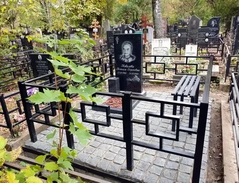 Гранитный памятник и классическое оформление могилы